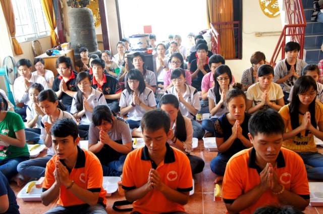 TP. HCM: Sinh viên khoa Kế toán - Đại học Mở tu học 1 ngày tại chùa Thiện Mỹ