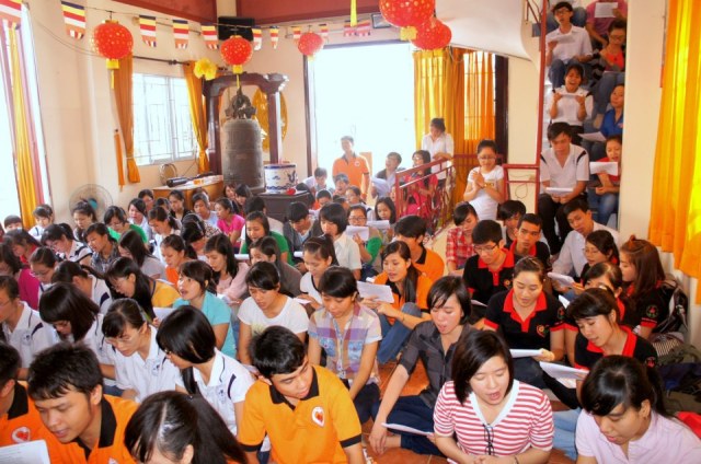 TP. HCM: Sinh viên khoa Kế toán - Đại học Mở tu học 1 ngày tại chùa Thiện Mỹ