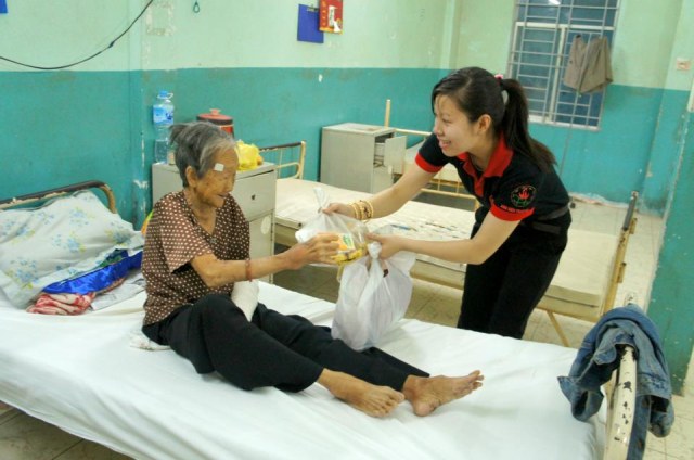 TP. HCM: Sinh viên khoa Kế toán - Đại học Mở tu học 1 ngày tại chùa Thiện Mỹ