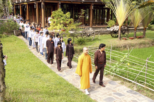 150 bạn trẻ dự khóa tu &#039;&#039;Dạo chơi miền Tịnh Độ&#039;&#039; tại nhà vườn Long Thuận