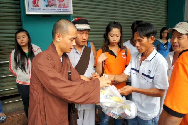 TP. HCM: Sinh viên khoa Kế toán - Đại học Mở tu học 1 ngày tại chùa Thiện Mỹ