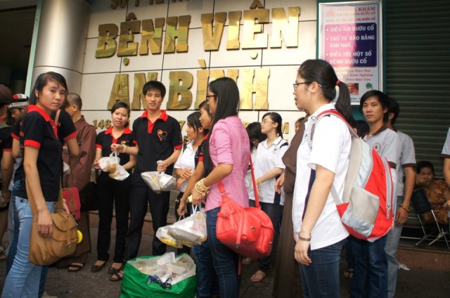 TP. HCM: Sinh viên khoa Kế toán - Đại học Mở tu học 1 ngày tại chùa Thiện Mỹ