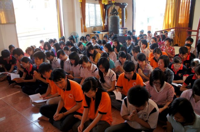 TP. HCM: Sinh viên khoa Kế toán - Đại học Mở tu học 1 ngày tại chùa Thiện Mỹ