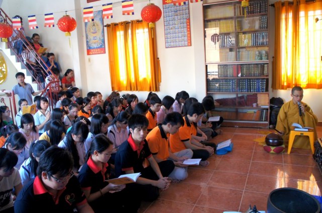 TP. HCM: Sinh viên khoa Kế toán - Đại học Mở tu học 1 ngày tại chùa Thiện Mỹ