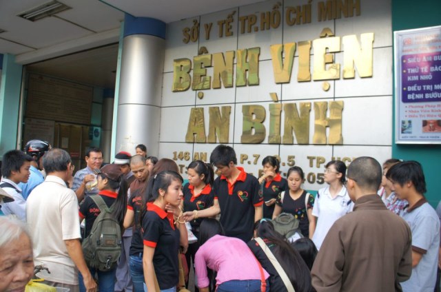 TP. HCM: Sinh viên khoa Kế toán - Đại học Mở tu học 1 ngày tại chùa Thiện Mỹ