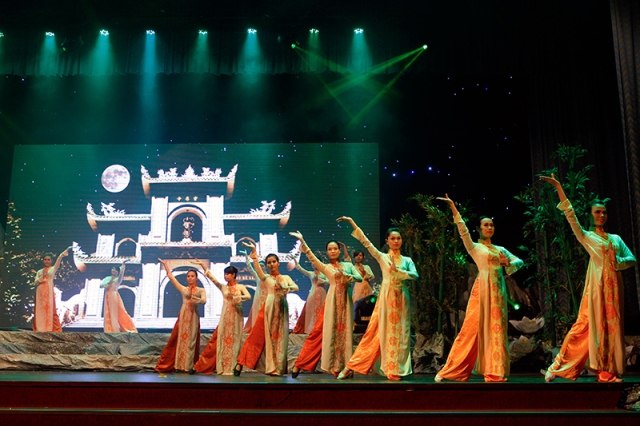 Chùm ảnh: Chương trình ca nhạc Diệu Âm Hoằng Pháp 4: &quot;Vui trong ánh đạo&quot;