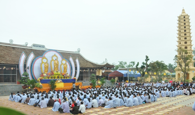 Hà Tĩnh: Chùa Trúc Lâm Thanh Lương tưng bừng Pháp hội hoa đăng vía Đức Phật A Di Đà