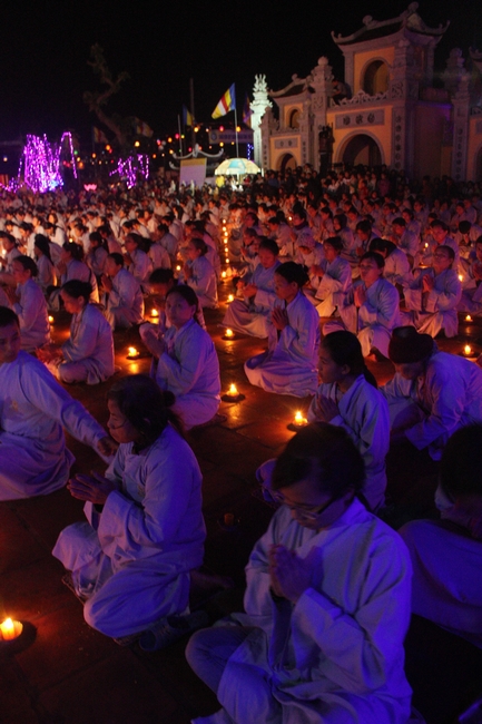 Hà Tĩnh: Chùa Trúc Lâm Thanh Lương tưng bừng Pháp hội hoa đăng vía Đức Phật A Di Đà
