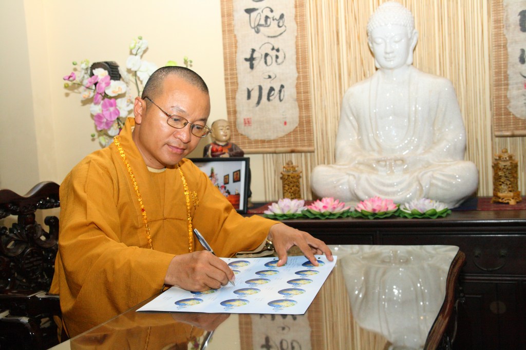 Giờ Trái Đất 2013: Đông đảo Phật tử tham gia ký tên vào hiệp ước &quot;Bảo vệ môi trường Xanh - Sạch - Đẹp&quot;