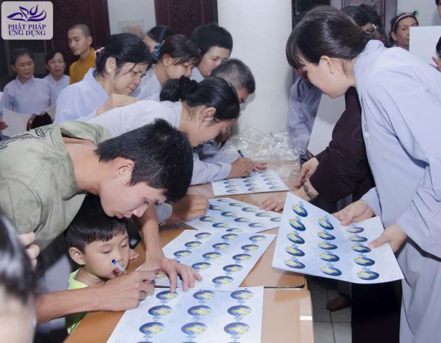 Giờ Trái Đất 2013: Đông đảo Phật tử tham gia ký tên vào hiệp ước &quot;Bảo vệ môi trường Xanh - Sạch - Đẹp&quot;