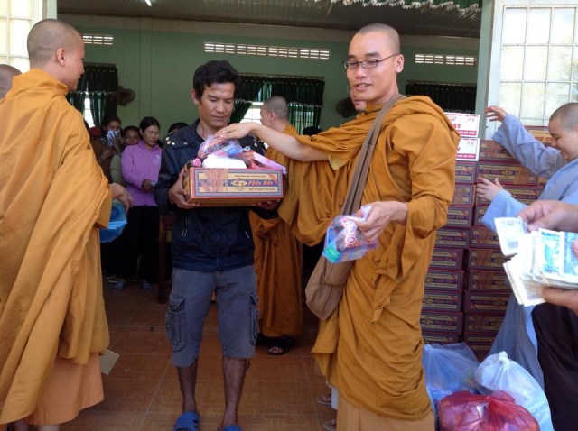 Khoa Anh văn Phật Pháp (Học Viện PGVN Tp.HCM) hành hương và phát quà từ thiện