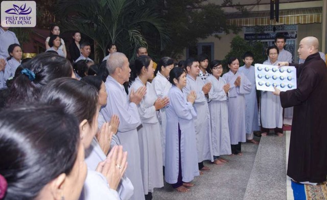 Giờ Trái Đất 2013: Đông đảo Phật tử tham gia ký tên vào hiệp ước &quot;Bảo vệ môi trường Xanh - Sạch - Đẹp&quot;