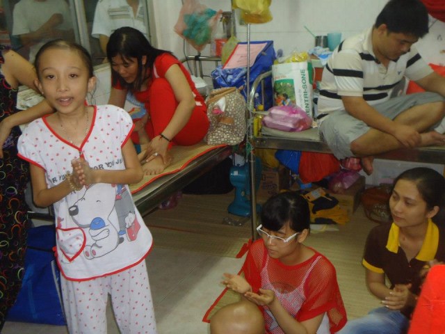 Hội từ thiện Miền Yêu Thương (MYT) Sài Gòn thực hiện chương trình “Ta còn đó cho em” số 6 cho bệnh nhi ung thư