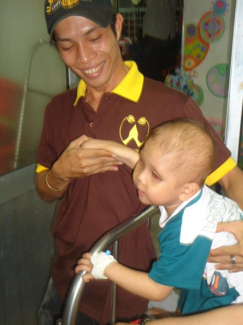 Hội từ thiện Miền Yêu Thương (MYT) Sài Gòn thực hiện chương trình “Ta còn đó cho em” số 6 cho bệnh nhi ung thư