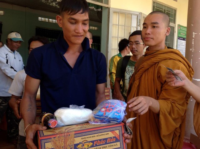 Khoa Anh văn Phật Pháp (Học Viện PGVN Tp.HCM) hành hương và phát quà từ thiện