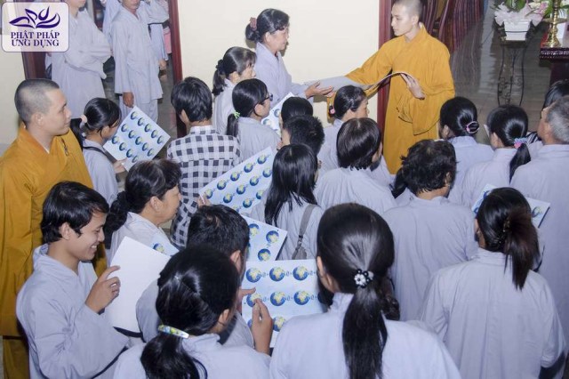 Giờ Trái Đất 2013: Đông đảo Phật tử tham gia ký tên vào hiệp ước &quot;Bảo vệ môi trường Xanh - Sạch - Đẹp&quot;