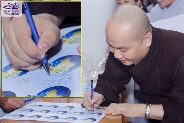 Giờ Trái Đất 2013: Đông đảo Phật tử tham gia ký tên vào hiệp ước &quot;Bảo vệ môi trường Xanh - Sạch - Đẹp&quot;