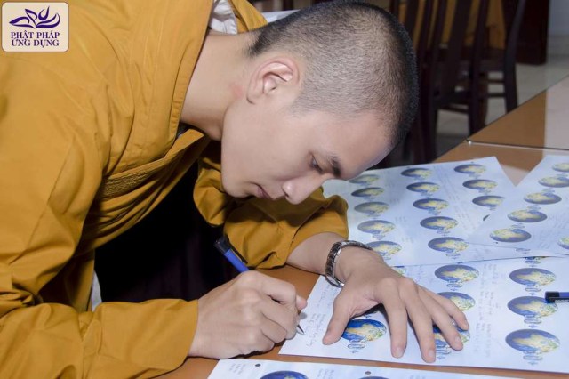 Giờ Trái Đất 2013: Đông đảo Phật tử tham gia ký tên vào hiệp ước &quot;Bảo vệ môi trường Xanh - Sạch - Đẹp&quot;
