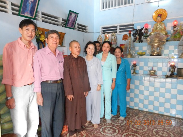 Vĩnh Long: Chùa Giác Ngộ Vĩnh Long tặng quà cho các hộ gia đình khó khăn