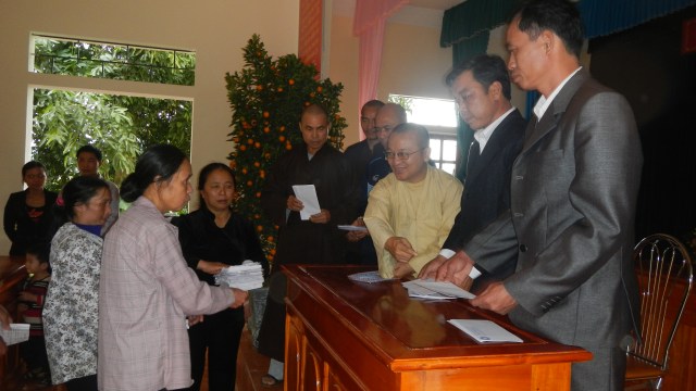 Hội từ thiện Đạo Phật Ngày Nay tặng quà tết cho các hộ nghèo tại Hà Tĩnh