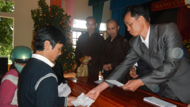 Hội từ thiện Đạo Phật Ngày Nay tặng quà tết cho các hộ nghèo tại Hà Tĩnh