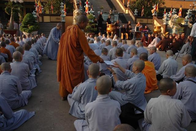 Bình Dương: Tuyển người làm Phật