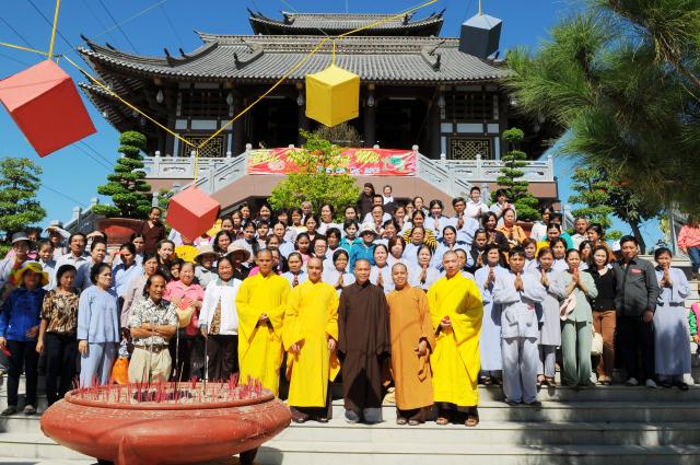 Tp.HCM: TV Pháp Hạnh (Củ Chi) hành hương 10 chùa đầu năm