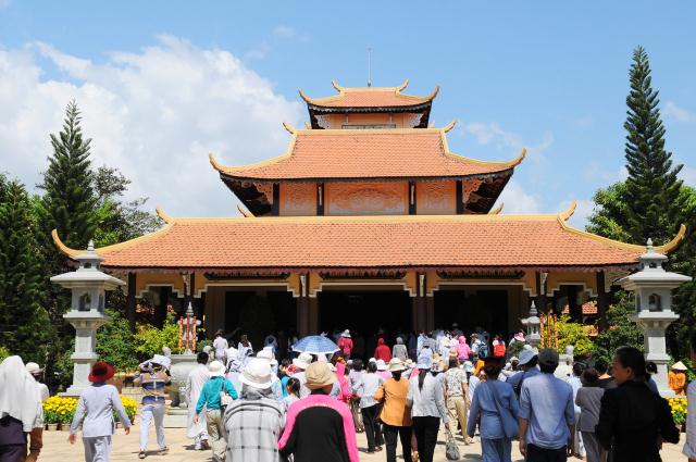 Tp.HCM: TV Pháp Hạnh (Củ Chi) hành hương 10 chùa đầu năm