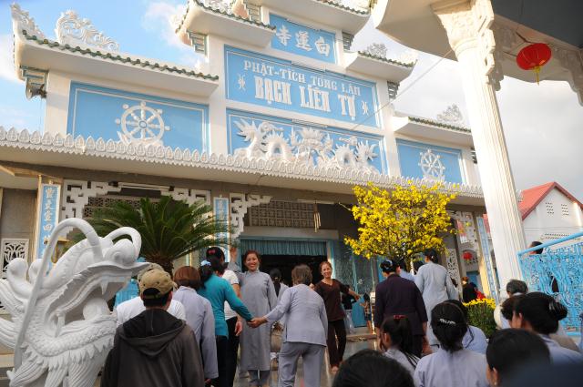 Tp.HCM: TV Pháp Hạnh (Củ Chi) hành hương 10 chùa đầu năm