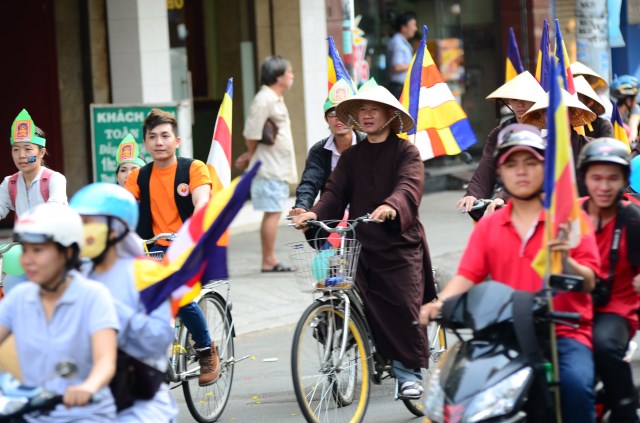 Tăng Ni trẻ tình nguyện đạp xe kêu gọi bảo vệ môi trường
