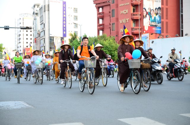 Tăng Ni trẻ tình nguyện đạp xe kêu gọi bảo vệ môi trường