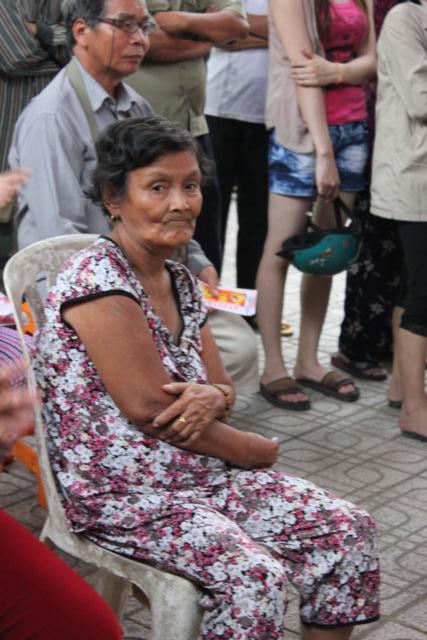 Văn Nghệ Sĩ Phát Quà Cho Người Nghèo Tại Chùa Trung Nghĩa Chùa Trung Nghĩa