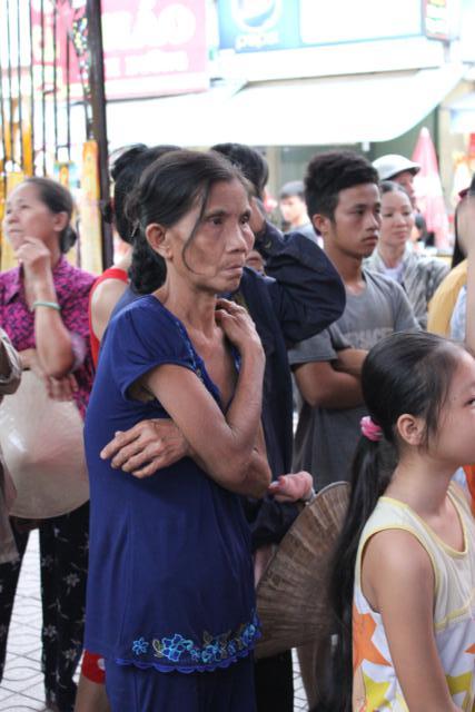 Văn Nghệ Sĩ Phát Quà Cho Người Nghèo Tại Chùa Trung Nghĩa Chùa Trung Nghĩa