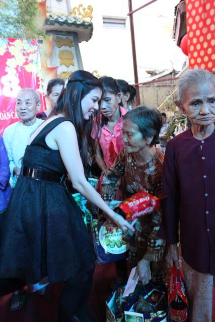 Văn Nghệ Sĩ Phát Quà Cho Người Nghèo Tại Chùa Trung Nghĩa Chùa Trung Nghĩa