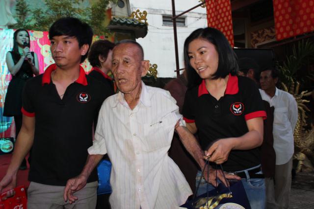 Văn Nghệ Sĩ Phát Quà Cho Người Nghèo Tại Chùa Trung Nghĩa Chùa Trung Nghĩa