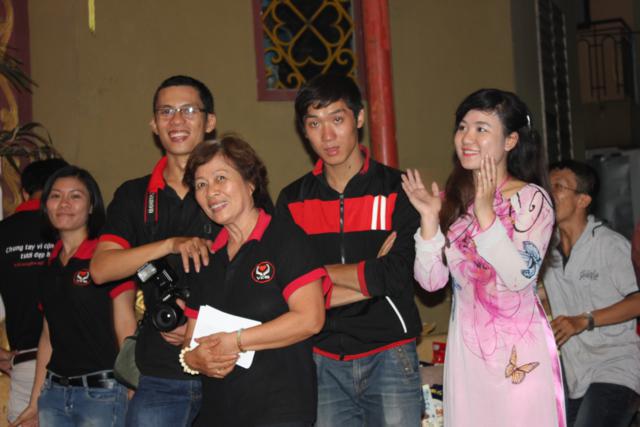 Văn Nghệ Sĩ Phát Quà Cho Người Nghèo Tại Chùa Trung Nghĩa Chùa Trung Nghĩa