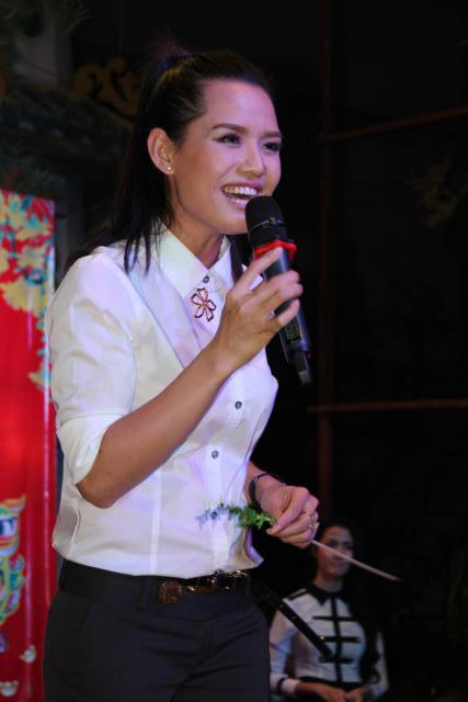 Văn Nghệ Sĩ Phát Quà Cho Người Nghèo Tại Chùa Trung Nghĩa Chùa Trung Nghĩa