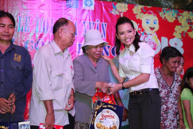 Văn Nghệ Sĩ Phát Quà Cho Người Nghèo Tại Chùa Trung Nghĩa Chùa Trung Nghĩa
