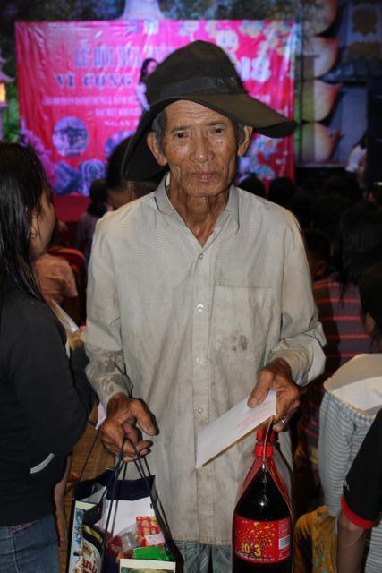 Văn Nghệ Sĩ Phát Quà Cho Người Nghèo Tại Chùa Trung Nghĩa Chùa Trung Nghĩa