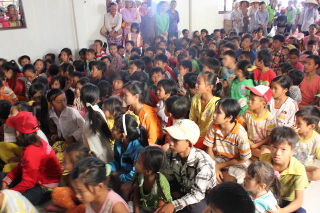 Làn Gió Ấm: Di Lặc du xuân mang yêu thương đến mọi miền