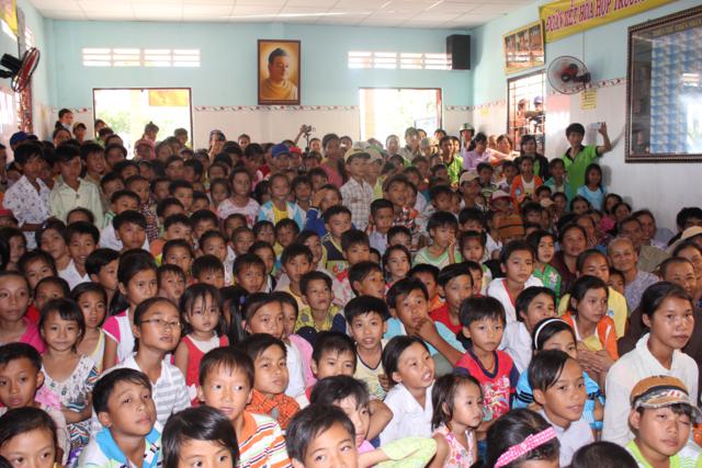 Làn Gió Ấm: Di Lặc du xuân mang yêu thương đến mọi miền