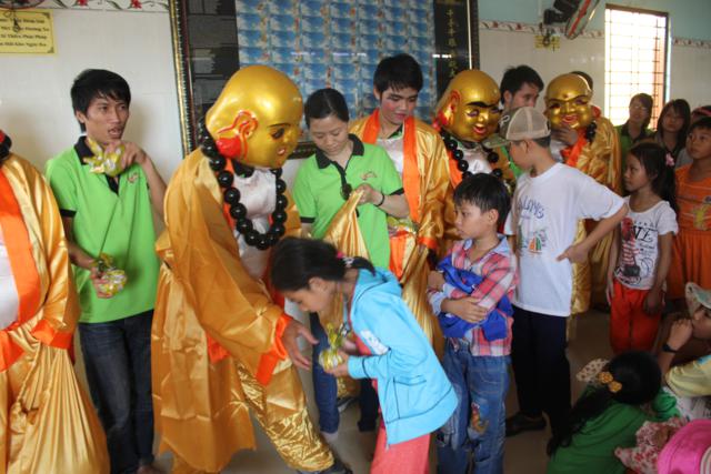 Làn Gió Ấm: Di Lặc du xuân mang yêu thương đến mọi miền