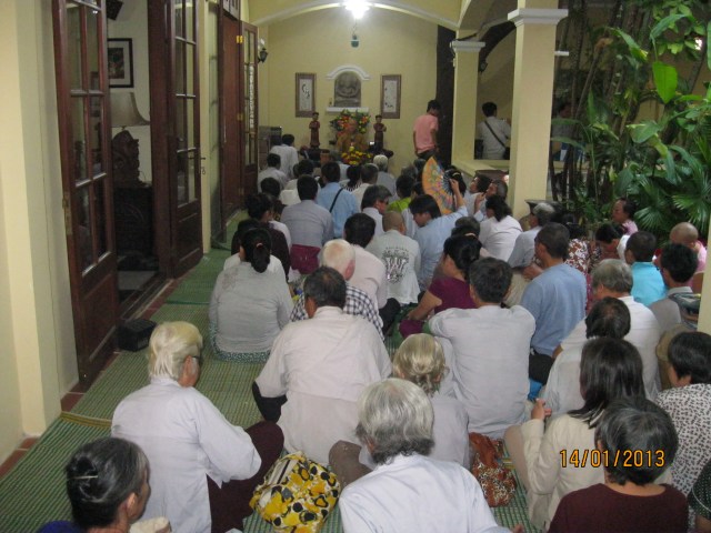 Hội từ thiện Đạo Phật Ngày Nay tặng quà cho các bệnh nhân khiếm thị và ung bứu