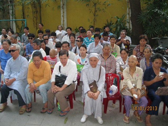 Hội từ thiện Đạo Phật Ngày Nay tặng quà cho các bệnh nhân khiếm thị và ung bứu