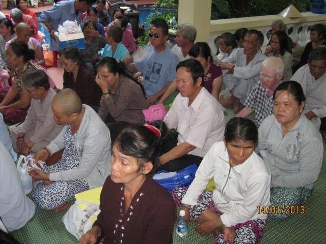 Hội từ thiện Đạo Phật Ngày Nay tặng quà cho các bệnh nhân khiếm thị và ung bứu