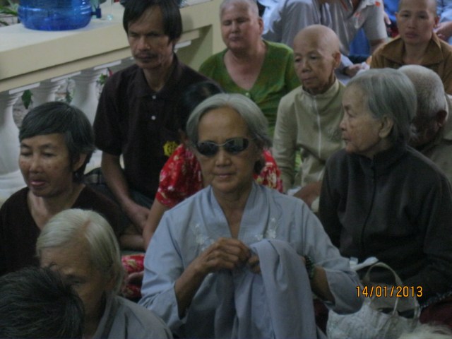 Hội từ thiện Đạo Phật Ngày Nay tặng quà cho các bệnh nhân khiếm thị và ung bứu