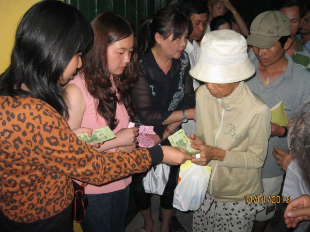 Hội từ thiện Đạo Phật Ngày Nay tặng quà cho các bệnh nhân khiếm thị và ung bứu