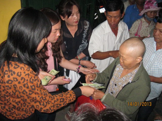 Hội từ thiện Đạo Phật Ngày Nay tặng quà cho các bệnh nhân khiếm thị và ung bứu