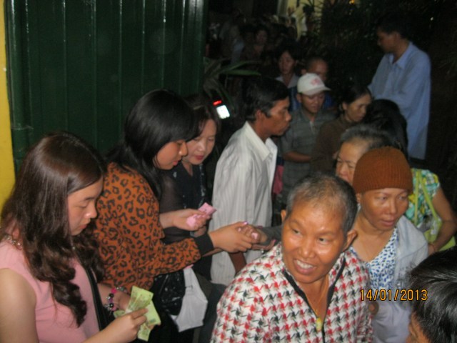 Hội từ thiện Đạo Phật Ngày Nay tặng quà cho các bệnh nhân khiếm thị và ung bứu