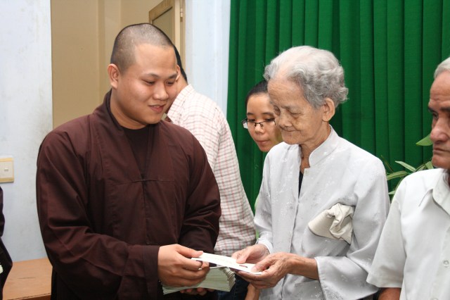 Hội từ thiện Đạo Phật Ngày Nay chăm lo tết cho người nghèo P. 2, Q. Phú Nhuận